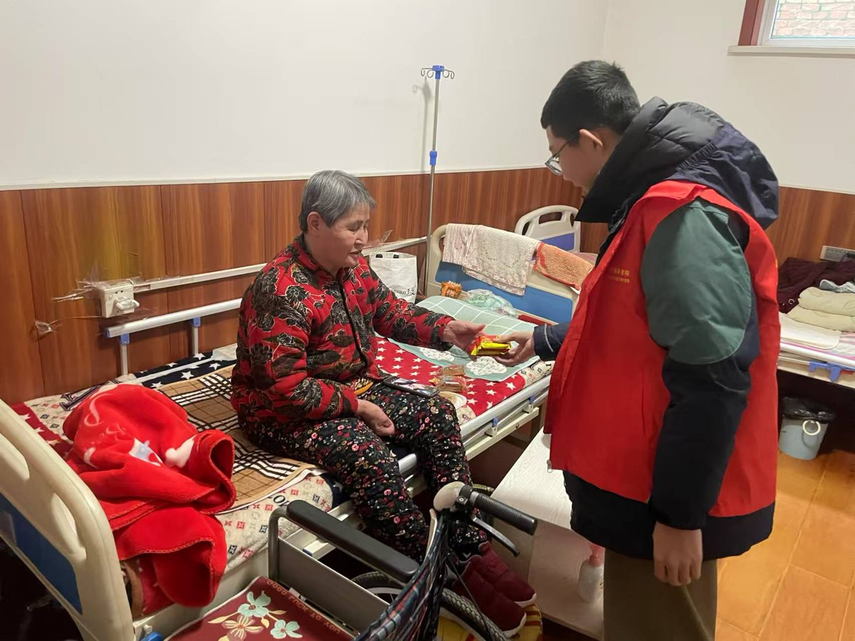 jacwilco's tweet photo. Spent this weekend sorting donations and chatting with the elderly at the community center. Small acts make big differences  #VolunteerWork， https://t.co/Ihfufx4b0c