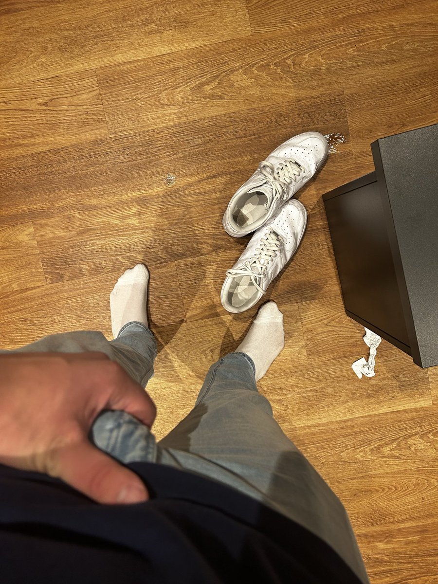 J291a's tweet photo. #gay #public #feet #gym 

Schön geschwitzt im Gym 🥵🔥 https://t.co/FvsZRw0ln6