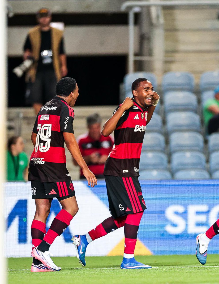 futebol_info's tweet photo. ⚠️ Lorran deve deixar o Flamengo.

A diretoria rubro-negra negocia a saída do meia-atacante de 20 anos para o Granada, da Espanha.

O Fla prioriza uma venda, mas um empréstimo não está descartado.

🗞️ @ESPNBrasil 
📸 Gilvan de Souza/CRF https://t.co/L2Yv1hYx0Z