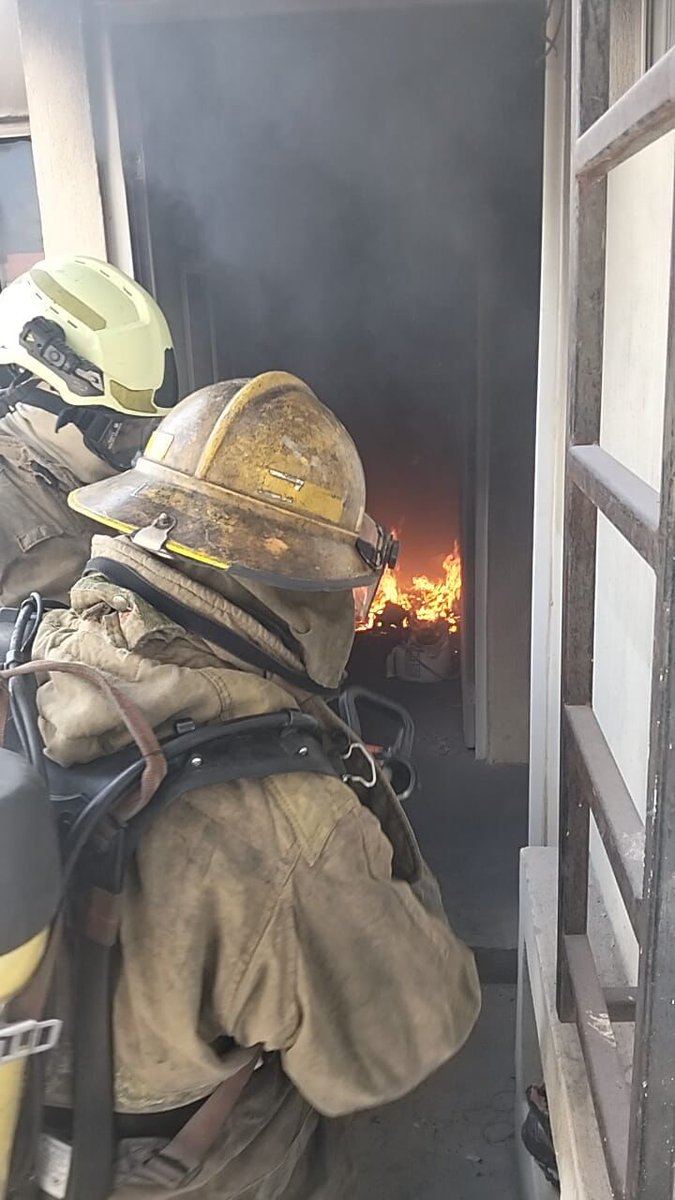sspyuc's tweet photo. INCENDIO EN DEPARTAMENTO DE SAN MARCOS SUSTENTABLE ES SOFOCADO SIN PERSONAS LESIONADAS

Un incendio registrado al interior de un departamento en la colonia San Marcos Sustentable, en Mérida, fue controlado oportunamente por bomberos de la Secretaría de Seguridad Pública, sin que se reportaran personas lesionadas.

De acuerdo con la información recabada, el propietario del inmueble se encontraba laborando cuando vecinos le avisaron que salía humo de su departamento. Al arribar al lugar, las autoridades confirmaron que el fuego se concentraba en una habitación, donde resultaron dañados diversos objetos personales.

Bomberos de la SSP sofocaron el incendio y evitaron que las llamas se propagaran a otras áreas del edificio o a departamentos contiguos. De manera preliminar, la posible causa del siniestro fue un corto circuito en un contacto eléctrico.

La Secretaría de Seguridad Pública exhorta a la ciudadanía a revisar periódicamente las instalaciones eléctricas de sus viviendas y evitar sobrecargar contactos o extensiones. Ante cualquier emergencia, reporte de inmediato al 9-1-1.