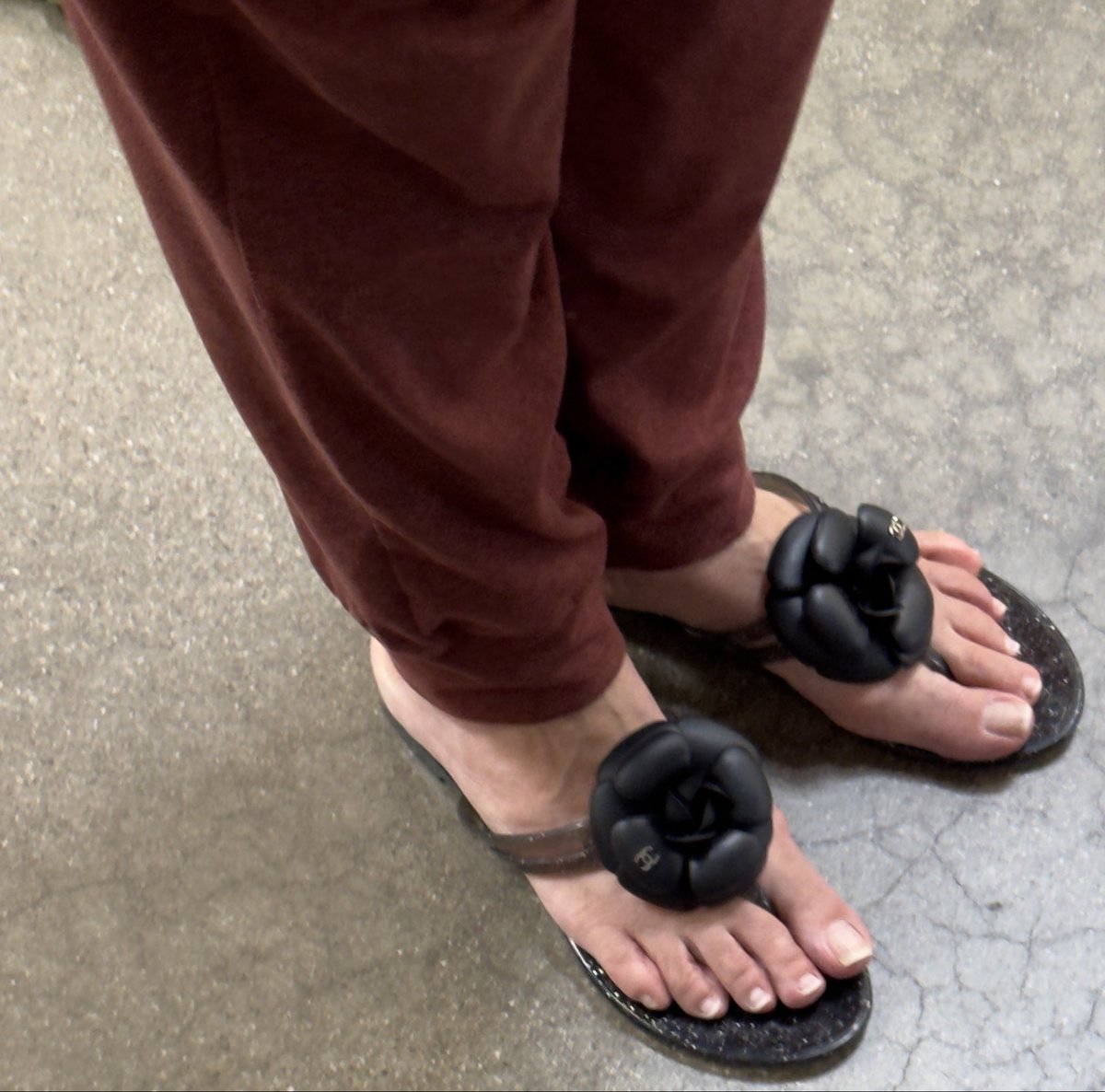 FeetEncounter's tweet photo. Older Mexican lady said her feet hadn’t been complimented since her younger days
Told her they looked really good
Made her come to the side to take some pics 
She told me I better not post them on the internet

#candidfeet #candidtoes #publicfeet #candid #publicfeet #naturaltoes https://t.co/P6ec2Gk0i7