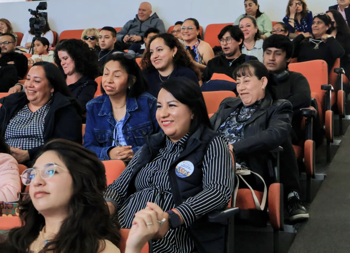 FerFlores_Emp's tweet photo. Esta mañana platiqué sobre “Innovación e Inteligencia Artificial” con las y los estudiantes de la Escuela de Negocios.

Les compartí algo en lo que creo, no le tengan miedo a la tecnología ni a los cambios. Atrévanse a aprender, a innovar y a emprender. Las mejores oportunidades llegan para quienes se animan a dar el primer paso.

¡Gracias por la invitación y por todas sus ganas de crecer!