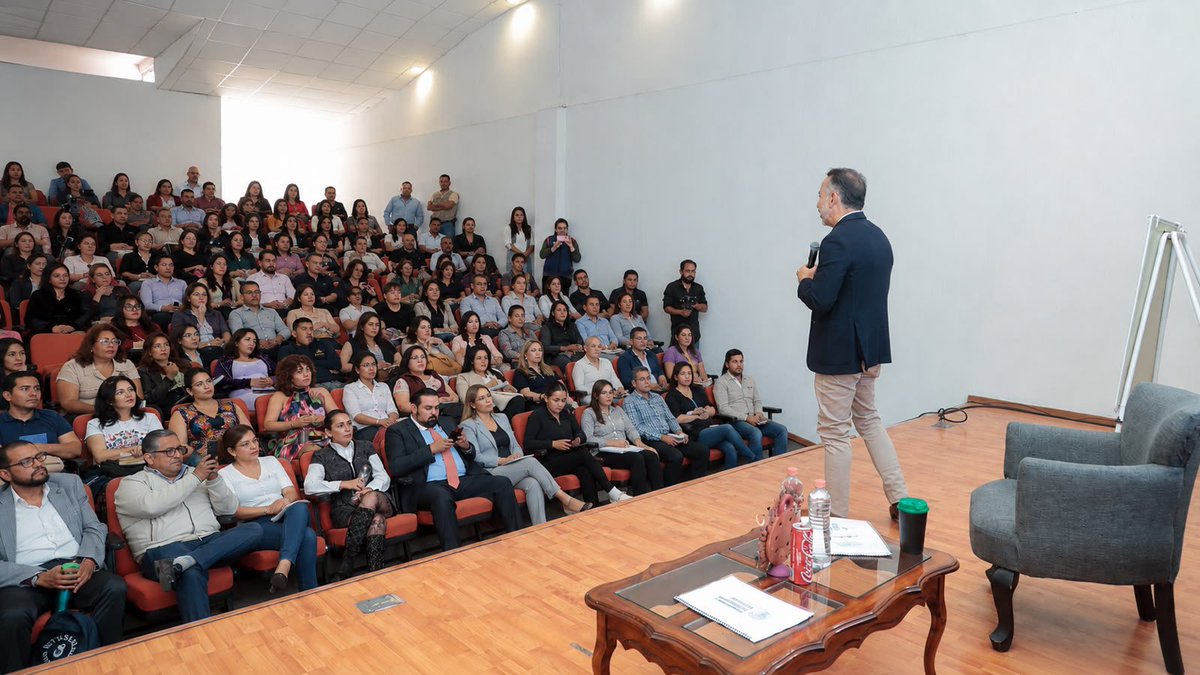 FerFlores_Emp's tweet photo. Esta mañana platiqué sobre “Innovación e Inteligencia Artificial” con las y los estudiantes de la Escuela de Negocios.

Les compartí algo en lo que creo, no le tengan miedo a la tecnología ni a los cambios. Atrévanse a aprender, a innovar y a emprender. Las mejores oportunidades llegan para quienes se animan a dar el primer paso.

¡Gracias por la invitación y por todas sus ganas de crecer!