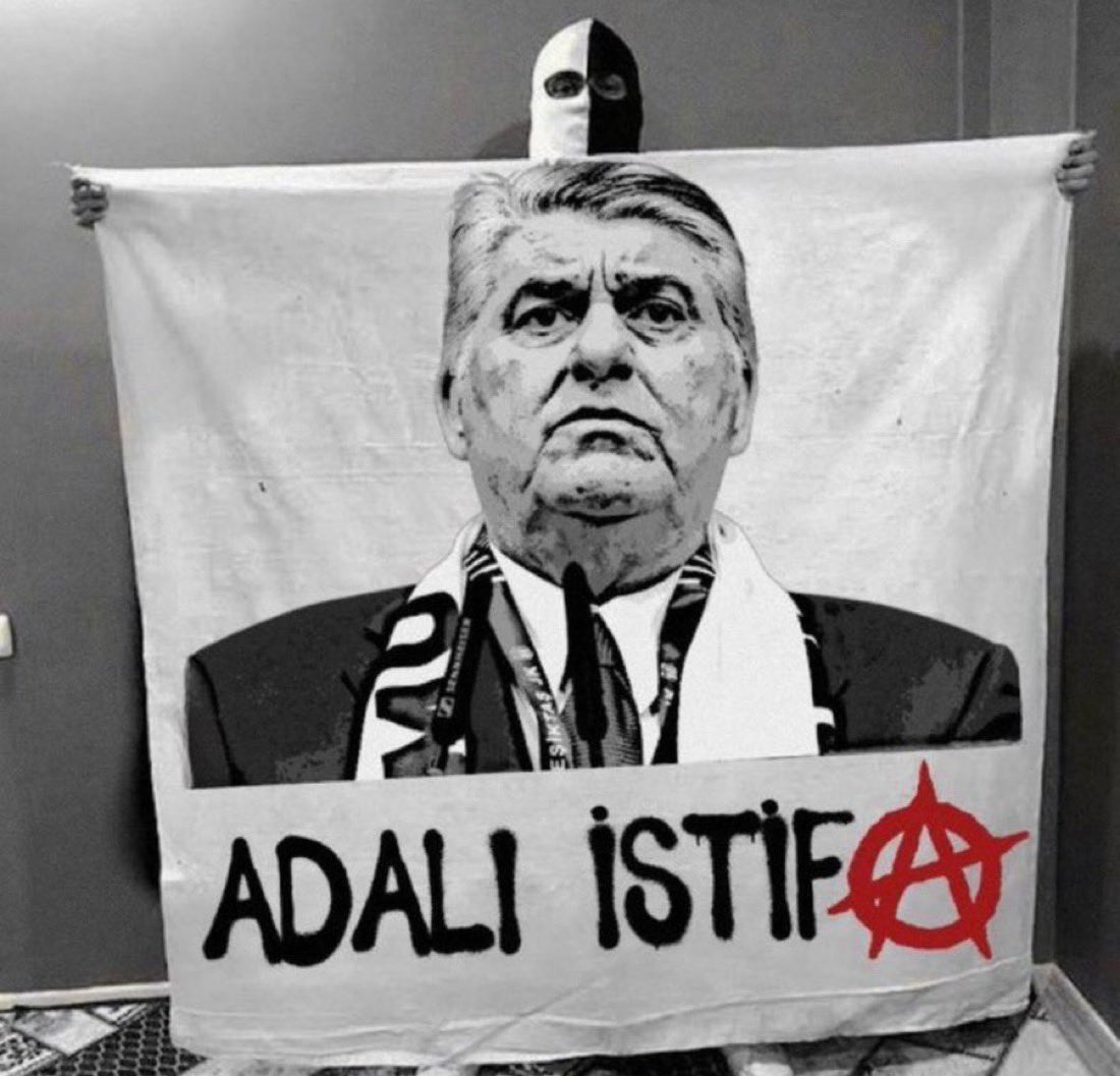 resistencia1903's tweet photo. 11 gün sonra lig başlıyor. 21 gündür topçu indiremediler, Salah’ı Trabzonspor’a kaptırdılar. İlk 11’de hâlâ 4 eksik var.

Bunları söylemeyen, susan ve yönetimi övenler “büyük Beşiktaşlı” oluyor.

Bunları dile getirip tepki koyanlar ise “troll”, “Beşiktaş düşmanı”, “sahte Beşiktaş hesabı açmış” falan filan… Aynen kardeşim, sizsiniz.

Italiano sayesinde iki Avrupa maçı kazandık diye durumumuzu iyi sanıyorlar, güzel başladığımızı düşünüyorlar. Yazık gerçekten.
Siz bide sezona transfersiz başlayıp 1-2 anadolu takımını yenince yönetime gelecek övgüleri düşünün :)) 

Ya sağ kanada Brahim Diaz, Antony, Soule ya da o seviyede birini çekersiniz ya da Beşiktaş’ta size ayrılan sürenin sonuna geliriz. @SerdalAdali_x