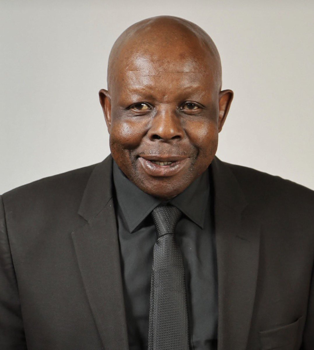 ChrisExcel102's tweet photo. Dr Hlophe.                                 Duduzane 

- LLB 🎓
- LLM 🎓
- PHd in Law 🎓
- Honirary in Law 🎓          - Jacob Zuma son https://t.co/AAEKgBab0Q