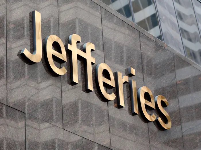 junkbondanalyst's tweet photo. So let me get this straight. Jefferies has $100 million of exposure to iron ore trader Radiant World (faking invoices) and happens to also be exposed to Sapphire Minmetals (have evidence of the same fraud).

Saks, First Brands, Tricolor, &amp; now this.

Wtf is going on at Jefferies? https://t.co/B97kExbkaN