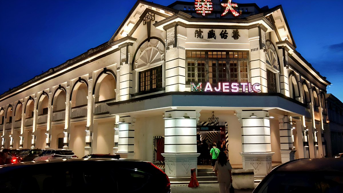gekidan_taiju's tweet photo. 「デズデモーナ」の公演会場である《Majestic Theatre》で「THE MALAYSIAN REAL BOOK」のLIVEを観ました。素晴らしいライブ！終演後ご挨拶をさせて頂いたのですが、何とバンドマスターの方が、KLの「デズデモーナ」公演を観て下さっていて「素晴らしい公演だった！」と嬉しいお言葉を頂きましたぁ😭 https://t.co/khqcpdBHfI