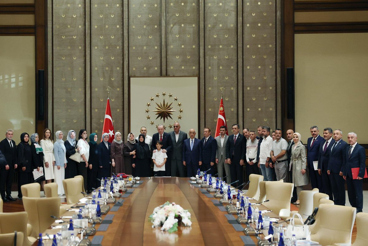 OmerOBDebgici's tweet photo. 📍Cumhurbaşkanlığı Külliyesi 🇹🇷

Cumhurbaşkanımız Sayın Recep Tayyip Erdoğan tarafından, Ayser Çalık Ortaokulu’nda yaşanan elim saldırı sonucu şehadete yürüyen Şehit Öğretmenimiz Ayla Kara ile şehit olan öğrencilerimizin kıymetli aileleri Cumhurbaşkanlığı Külliyesi’nde kabul edildi.

Şehit öğretmenimize ve öğrencilerimize Allah’tan rahmet; ailelerine, yakınlarına ve aziz milletimize sabır diliyorum.