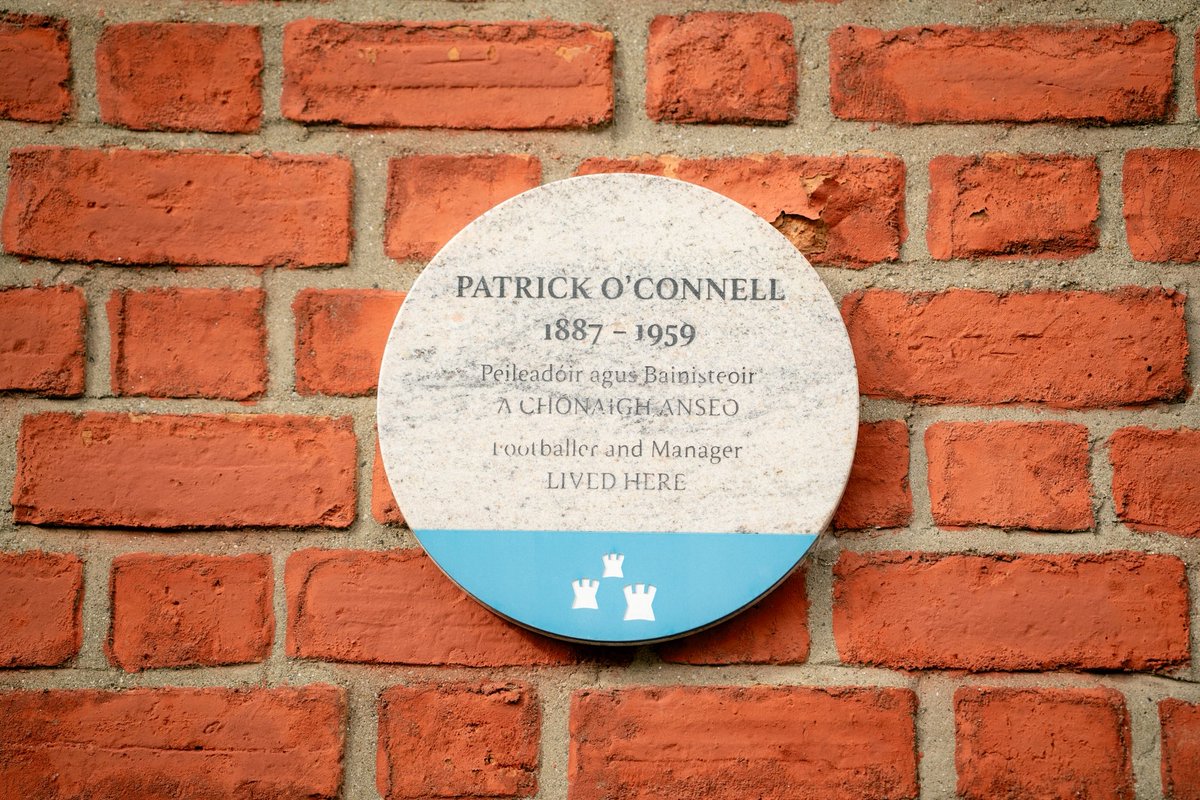 RealBetis_en's tweet photo. We couldn’t leave Dublin without paying tribute to Patrick O’Connell, the manager who led Betis to the Club’s historic LaLiga title in 1935.

Our sincere thanks to the @PatricioFund and to the Real Betis Fan Clubs @PBeticaLondres, @RBetisEscocia and @BlythBetis for joining us on such a special occasion 💚