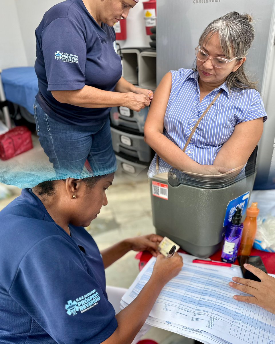 ESEALPROREV's tweet photo. 💉 La E.S.E. Alejandro Próspero Reverend participó en la III Jornada Nacional de Vacunación y la Vacunatón Nocturna, acercando la protección a niños, jóvenes, adultos, gestantes y adultos mayores en diferentes puntos de Santa Marta. 
Cada vacuna cuenta. 
#NosUneLaSalud https://t.co/FZtxsCuNDT