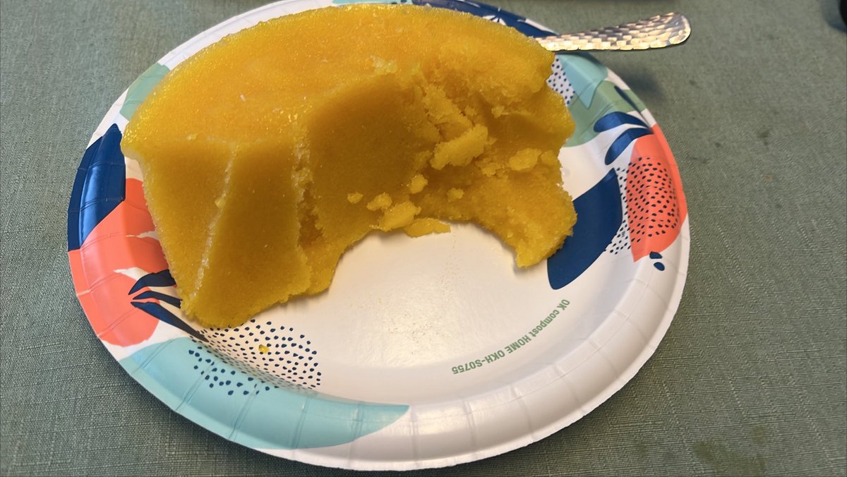 DAESENDRI's tweet photo. eating that yeller https://t.co/8JBYw4QUNC