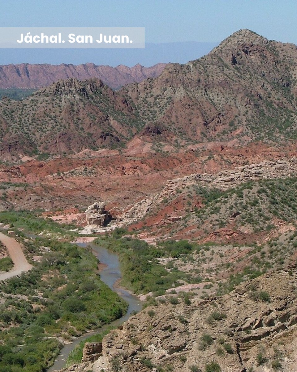 Juli_Strada's tweet photo. EL GOBIERNO INSISTE CON VENDER EL PAÍS: EL SUPUESTO LÍMITE DEL 25% EN LA LEY DE EXTRANJERIZACIÓN DE TIERRAS ES UNA TRAMPA

Te muestro algunas imágenes de la riqueza natural en departamentos que podrían extranjerizarse al 100% con la propuesta del gobierno (ya que igual seguirían por debajo del límite del 25% del territorio provincial):

• Antofagasta de la Sierra (Catamarca): hoy tiene 0,12% de extranjerización (3.504 hectáreas). Es el departamento del Salar del Hombre Muerto con fuerte presencia de litio y boratos. Con semejante margen, podría aumentar notablemente el porcentaje de tierra extranjerizada sin mover el promedio provincial. 

• Calingasta (San Juan): hoy presenta el 12% de extranjerización (unas 259.000 hectáreas). Es la zona de cobre de Josemaría/Filo del Sol-Vicuña, colindante con el departamento de Iglesia que en la actualidad presenta un 24,95% de su territorio extranjerizado (450.045 hectáreas).  

• Jáchal (San Juan): está extranjerizado el 9,0% de su territorio (alrededor de 125.000 hectáreas), y se ubica en el corredor cordillerano sanjuanino de cobre y oro (Veladero, Gualcamayo están en el entorno). 

• Cochinoca (Jujuy): sobre 783.117 hectáreas, unas 0,13 hectáreas están extranjerizadas. Es parte de la Puna jujeña tiene gran variedad de depósitos minerales de plata, estaño, oro, cobre, antimonio y litio, y de la cual se extrae el 100% del plomo y el cinc producido en el país. Con la propuesta de Milei, este departamento podría concentrar extranjerización sin límites. 

• Susques (Jujuy): allí se ubica el salar de Olaroz (litio). Hoy no presenta extranjerización de la tierra por lo que podría aumentar notablemente.
