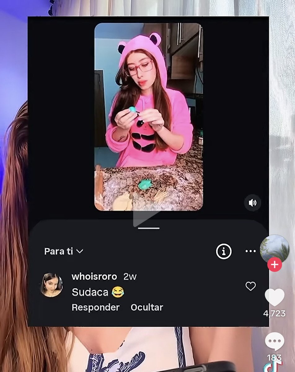 MerGarza's tweet photo. ¿Roro le robó la personalidad? 
Ella es Galita Ari y cuenta cómo es que conoció a Pablo en Tinder, se siguieron en redes y luego Roro comenzó a acosarla a través de redes. Y la gente en los comentarios dice que hasta suenan parecido. 

🤨 https://t.co/8s2DwMIPxp