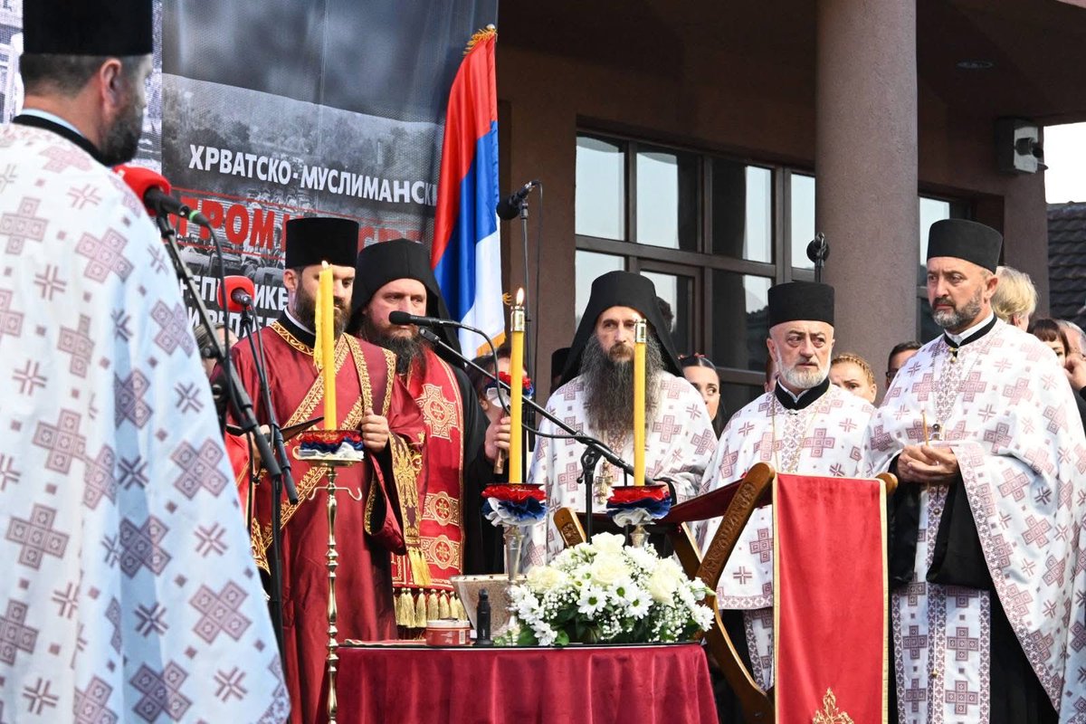 SNSDDodik's tweet photo. У Мркоњић Граду у току је обиљежавање Дана сјећања на убијене и прогнане Србе у хрватској војно-полицијској операцији "Олуја".

Обиљежавању присуствују делегација Републике Српске предвођена предсједником @MiloradDodik и делегација Србије предвођена предсједником Србије @avucic. https://t.co/f2nYT2ZtBi