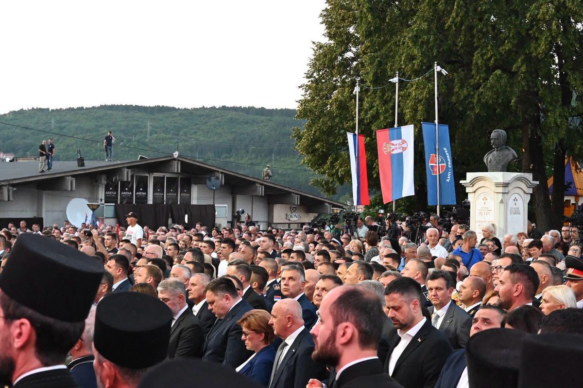 SNSDDodik's tweet photo. У Мркоњић Граду у току је обиљежавање Дана сјећања на убијене и прогнане Србе у хрватској војно-полицијској операцији "Олуја".

Обиљежавању присуствују делегација Републике Српске предвођена предсједником @MiloradDodik и делегација Србије предвођена предсједником Србије @avucic. https://t.co/f2nYT2ZtBi