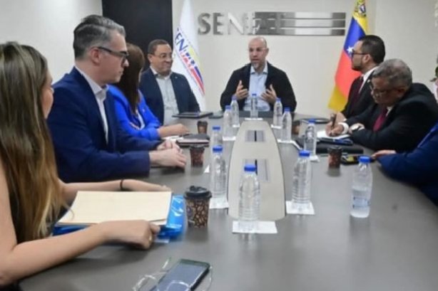 avnve's tweet photo. #Economia || Seniat avanza en la transformación tributaria con participación de expertos y gremios profesionales

➡️https://t.co/vGalRb1Bdo https://t.co/4OvXbpczW3