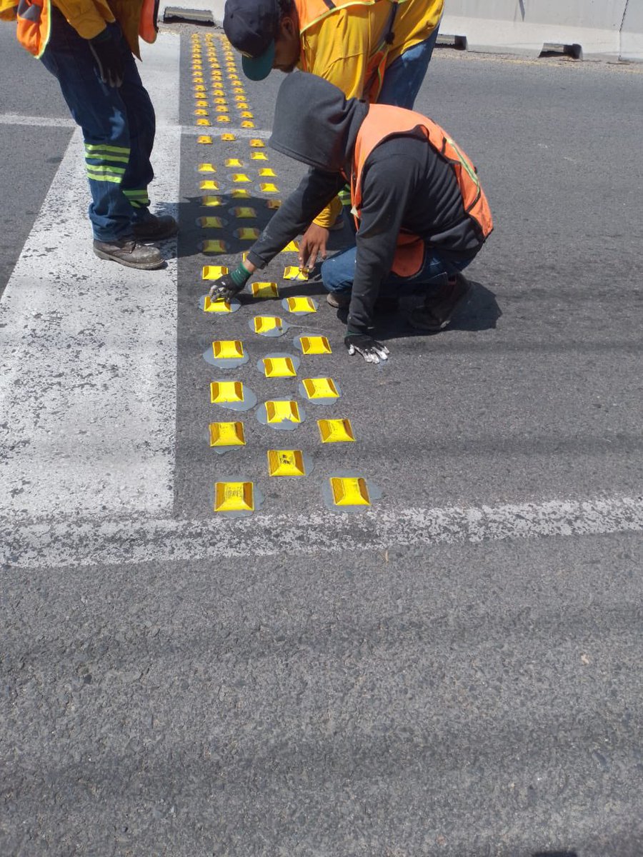 SoniaScarrillo's tweet photo. Estamos un día sí y otro, también, en las carreteras estatales. 

Gracias a los valiosos camineros, mantenemos nuestras vialidades más seguras a través de la renovación de los elementos de señalética.

Estamos #AquíContigo, siempre listos, siempre dispuestos https://t.co/7d7Uihsm5U