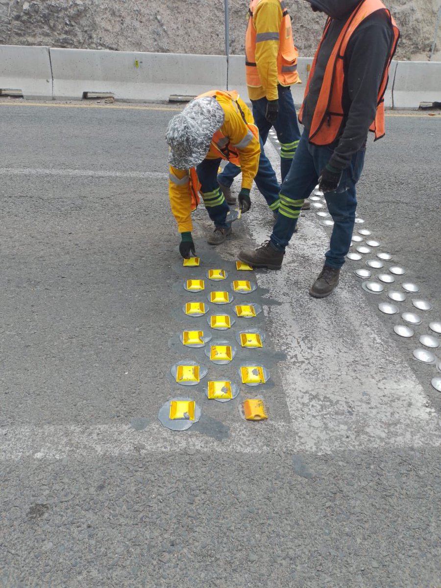 SoniaScarrillo's tweet photo. Estamos un día sí y otro, también, en las carreteras estatales. 

Gracias a los valiosos camineros, mantenemos nuestras vialidades más seguras a través de la renovación de los elementos de señalética.

Estamos #AquíContigo, siempre listos, siempre dispuestos https://t.co/7d7Uihsm5U