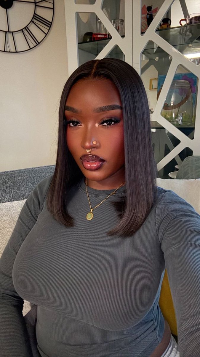 call_me_rose0's tweet photo. Dark skinned                Or                           Light skinned??? https://t.co/1Z6bb5nhgT