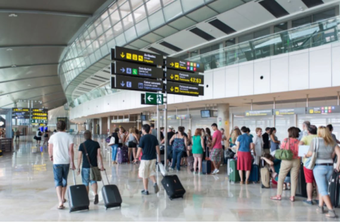QatarCons_bcn's tweet photo. El Consulado General informa a los ciudadanos que se encuentren en Barcelona o viajen a través del @Aeroport_BCN de que las huelgas convocadas por empresas de handling podrían ocasionar retrasos en los vuelos Se recomienda verificar el estado del vuelo y acudir al aeropuerto https://t.co/u5HgazufFB