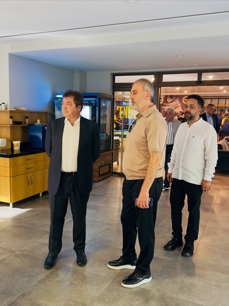 BersanTaskaya's tweet photo. 🚨 Fenerbahçe'de Samandıra baştan aşağı yenileniyor!

🟡🔵 Samandıra Can Bartu Tesisleri'nde yeni sezon öncesi kapsamlı yenileme çalışmaları tüm hızıyla sürüyor.

🏗️ Yönetim Kurulu Üyeleri Nihat Özbağı ve Mehmet Aydın koordinesinde yürütülen çalışmalarda, mimarlar tarafından tesisin duvarlarına yeni sezon konseptine uygun görseller ve motivasyon temaları uygulanacak.

⚽ İlk etap çalışmalarının tamamlanmasının ardından futbolcuların çalışma verimliliğini ve yaşam konforunu artıracak yeni 
düzenlemeler de hayata geçiriliyor.

✨ Hedef; Samandıra'yı modern, ferah ve oyuncuların en üst seviyede motive olabileceği bir çalışma ortamına dönüştürmek. Bu doğrultuda tesis adeta yeniden dizayn ediliyor.