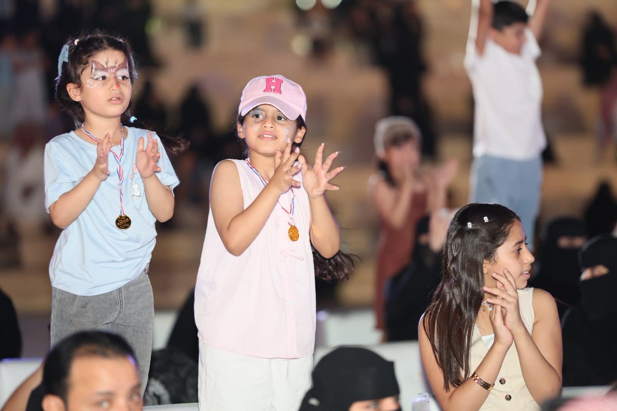 NBM_GOV's tweet photo. يوم استثنائي كله سعادة بمدينة #عرعر ❤️
لقطات من تفاعل الجمهور مع فعاليات مسرح #صيفنا_شمالي 
الليلة.. الفرح في كل زاوية والضحكة ما فارقت الوجوه 👏

باقي الكثير من المفاجآت والفعاليات ما انتهت.. خلوكم قريبين ✨
#أمانة_منطقة_الحدود_الشمالية https://t.co/3dRbaFjIuT