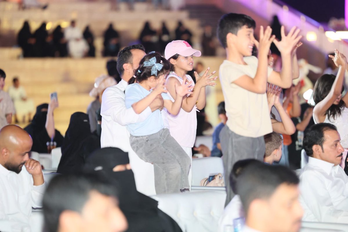 NBM_GOV's tweet photo. يوم استثنائي كله سعادة بمدينة #عرعر ❤️
لقطات من تفاعل الجمهور مع فعاليات مسرح #صيفنا_شمالي 
الليلة.. الفرح في كل زاوية والضحكة ما فارقت الوجوه 👏

باقي الكثير من المفاجآت والفعاليات ما انتهت.. خلوكم قريبين ✨
#أمانة_منطقة_الحدود_الشمالية https://t.co/3dRbaFjIuT