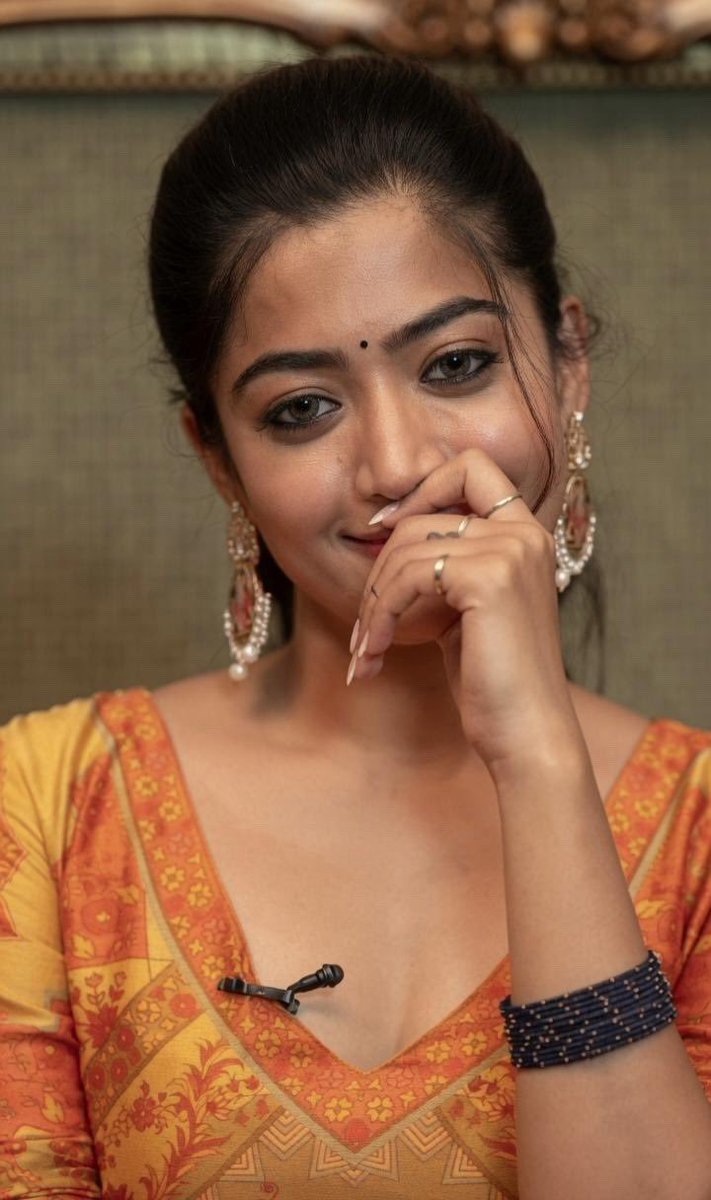 RashmikaMNet's tweet photo. How can you be so cute ?? 
#rashmikamandanna https://t.co/8CPgGhaIN9