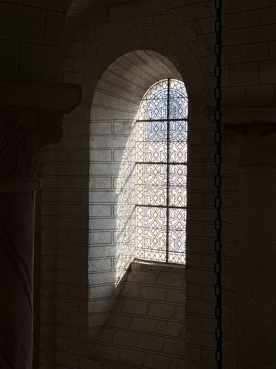 blablarteuse's tweet photo. L’abbaye de Saint-Savin-sur-Gartempe, inscrite au patrimoine mondial de l’UNESCO depuis 1983, abrite l’un des plus extraordinaires ensembles de peintures murales romanes au monde.

On comprend vite pourquoi on la surnomme la « Sixtine romane ». 
Un émerveillement absolu ✨ https://t.co/xmQigeZXts