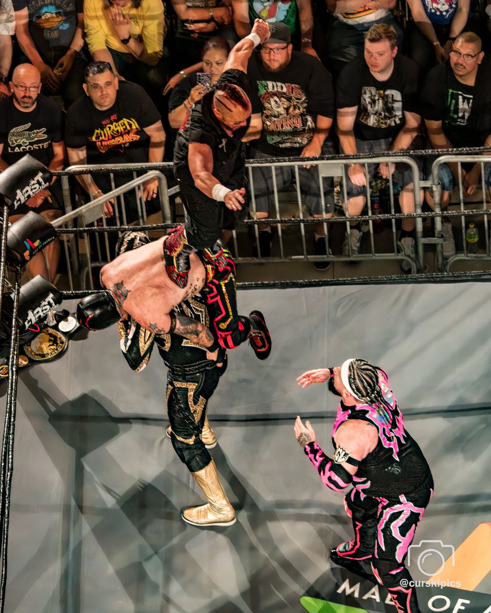 CurskiPics's tweet photo. One of my favorite things to do when @F1RSTWrestling is at the @MallofAmerica....

Capture the Luchas from high above!

#photography #f1rstwrestling #mallofamerica #gringoloco #elclon #vengador #amezingred #lucha #luchalibre #wrestling #prowrestling #pentax https://t.co/YlHnsxRHzc