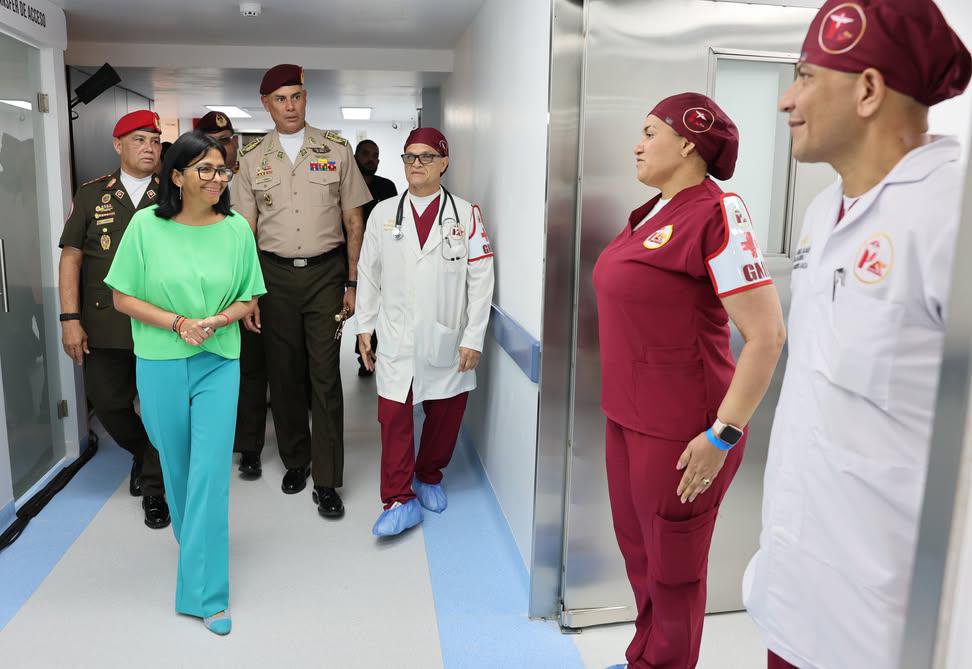 avnve's tweet photo. #Gobierno || Presidenta inaugura nuevas áreas de atención en Policlínica de la GNB

Sus servicios benefician a más de 184.000 personas del ámbito militar y a más de 209.000 del sector civil.

➡️https://t.co/bWb2rPBayP https://t.co/y4Wgc5D0p2