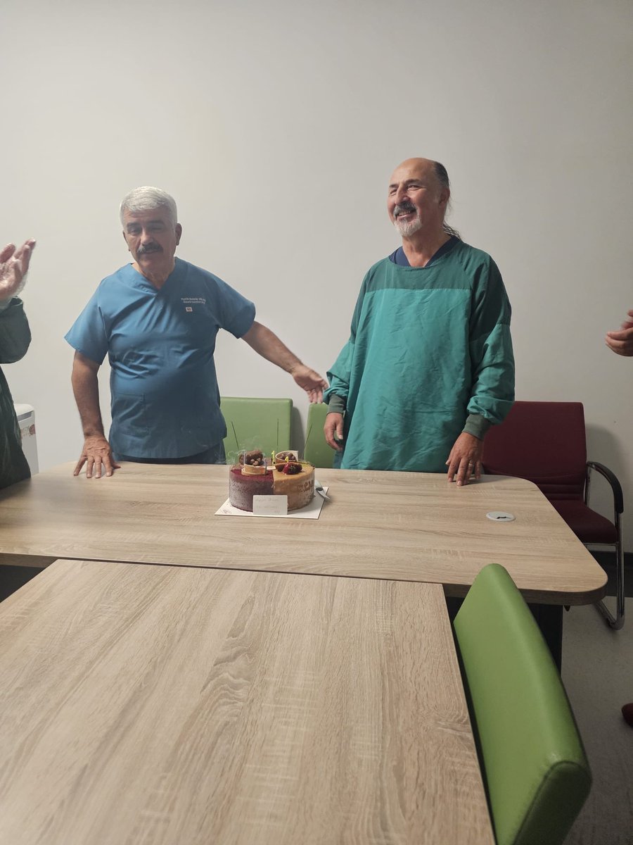 ProfDrHulagu's tweet photo. 📍 Kocaeli Üniversitesi

Kocaeli Üniversitemizde uzun yıllar aynı çatı altında birlikte çalıştığımız, Gastroenteroloji Bilim Dalımızın bugünlere ulaşmasında büyük emekleri bulunan kıymetli meslektaşım Prof. Dr. Altay Çelebi, Tıp Fakültemiz İç Hastalıkları Anabilim Dalı Başkanı olarak atandı.

Bu vesileyle Gastroenteroloji ailemizle bir araya gelerek Altay Hocamızın yeni görevini kutladık.

Altay Hocamızı bir kez daha gönülden tebrik ediyor, bilgi ve tecrübesiyle bu önemli sorumluluğu da başarıyla yerine getireceğine yürekten inanıyorum.

Yeni görevinin İç Hastalıkları Anabilim Dalımıza, Tıp Fakültemize ve Kocaeli Üniversitemize hayırlı olmasını temenni ediyorum. Kendisine başarılar, çalışmalarında kolaylıklar diliyorum.