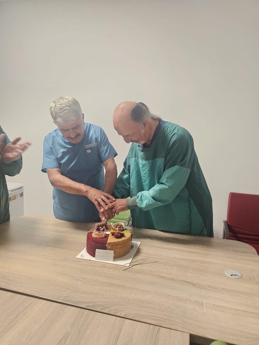 ProfDrHulagu's tweet photo. 📍 Kocaeli Üniversitesi

Kocaeli Üniversitemizde uzun yıllar aynı çatı altında birlikte çalıştığımız, Gastroenteroloji Bilim Dalımızın bugünlere ulaşmasında büyük emekleri bulunan kıymetli meslektaşım Prof. Dr. Altay Çelebi, Tıp Fakültemiz İç Hastalıkları Anabilim Dalı Başkanı olarak atandı.

Bu vesileyle Gastroenteroloji ailemizle bir araya gelerek Altay Hocamızın yeni görevini kutladık.

Altay Hocamızı bir kez daha gönülden tebrik ediyor, bilgi ve tecrübesiyle bu önemli sorumluluğu da başarıyla yerine getireceğine yürekten inanıyorum.

Yeni görevinin İç Hastalıkları Anabilim Dalımıza, Tıp Fakültemize ve Kocaeli Üniversitemize hayırlı olmasını temenni ediyorum. Kendisine başarılar, çalışmalarında kolaylıklar diliyorum.