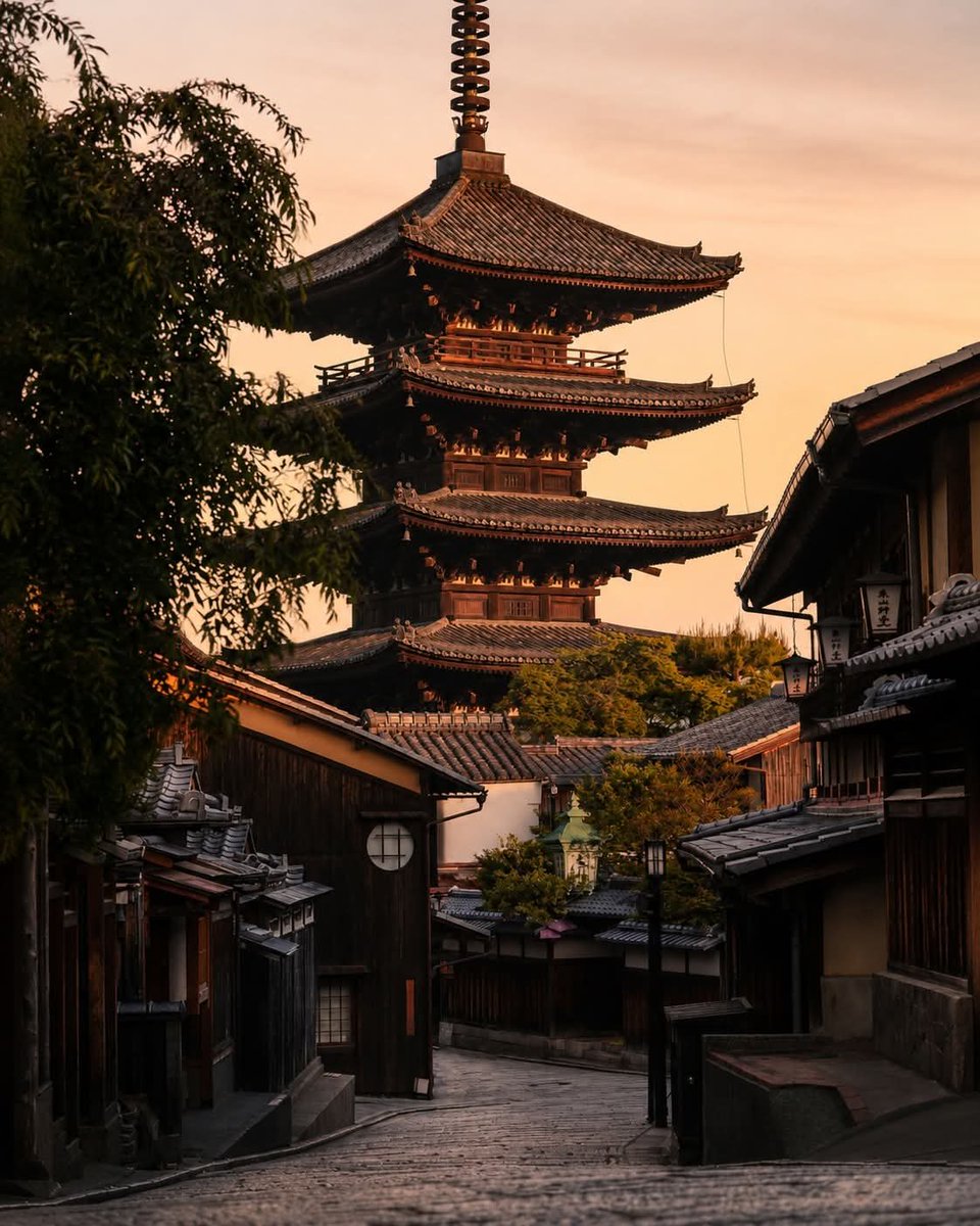 realmagine's tweet photo. Kyoto’s famous Yasaka Pagoda is actually one of the few architectural survivors of the area's fierce samurai turf wars in the 15th century ⛩️
‌
Kyoto, Japan 🇯🇵
‌
#Kyoto #Japan #YasakaPagoda #Travel https://t.co/buXeCWWQM6