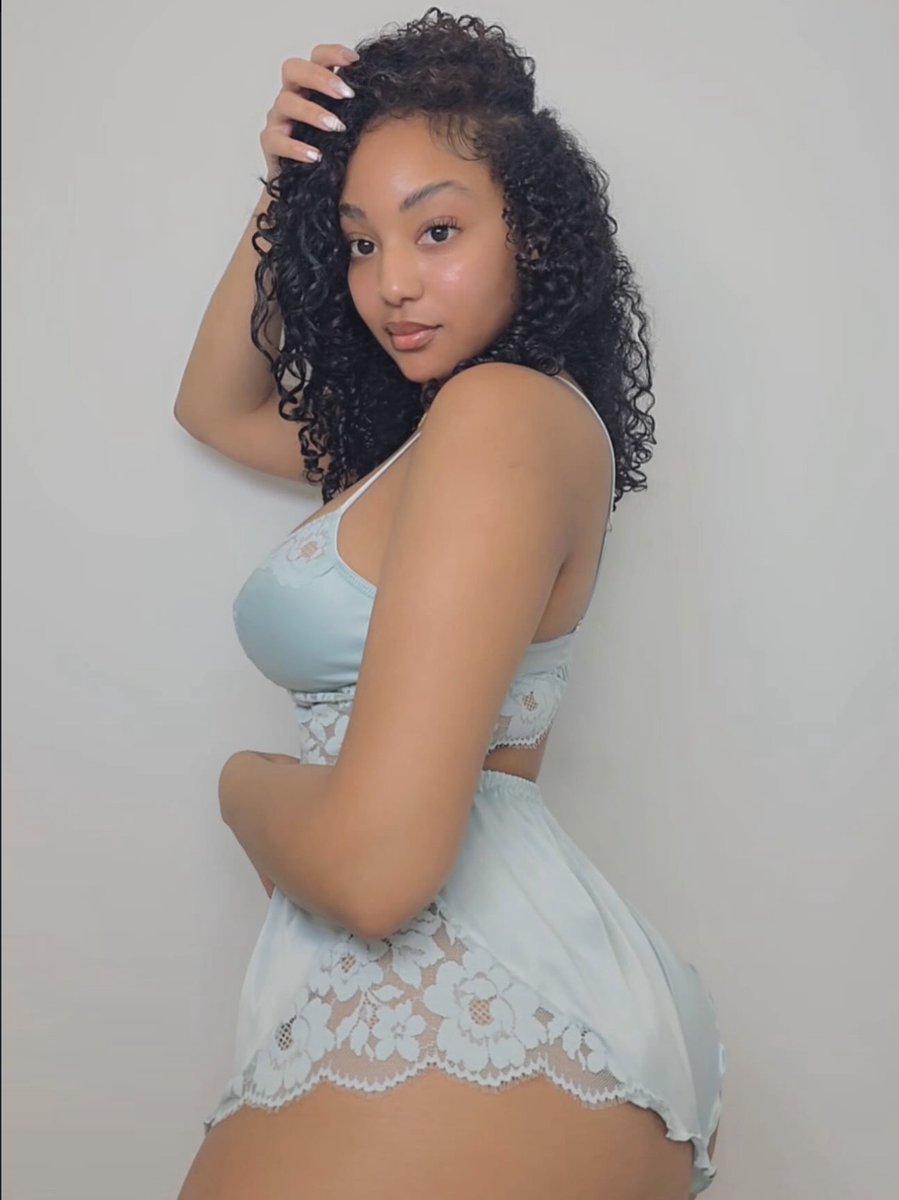 Rileyontwi's tweet photo. Sundress season 💙🤭 https://t.co/0U8k8OugCp