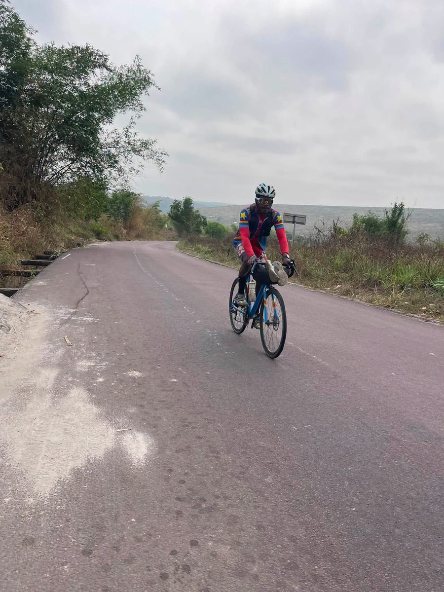 michombero's tweet photo. #RDC 🇨🇩 : le cycliste Miguel Masaisai aux portes de Kinshasa, une arrivée officielle prévue ce mercredi

Le jeune cycliste congolais Miguel Masaisai est arrivé, lundi, dans la commune rurale de Maluku, à l’est de Kinshasa, après avoir traversé les régions du Kasaï et du Grand Bandundu dans le cadre de son périple reliant Goma à Rabat, au Maroc.

Originaire de Goma, dans l’est de la République démocratique du Congo, Miguel Masaisai mène, à travers son initiative « Pedals for Peace », une campagne de sensibilisation en faveur de la paix. Son objectif est d’attirer l’attention de l’opinion nationale et internationale sur les conflits armés qui persistent dans la région des Grands Lacs.

Dans un message publié à la veille de son entrée dans la capitale, le jeune sportif a indiqué observer une journée de repos à Maluku avant son arrivée officielle à Kinshasa, prévue ce mercredi.

« Depuis le 1er mai, chaque coup de pédale m’a rapproché de ce moment. J’ai traversé des montagnes, affronté le soleil, la pluie, la fatigue, les pannes et les doutes. Mais une chose est restée plus forte que tout : la conviction que la paix mérite que l’on se batte pour elle », a-t-il déclaré.

Miguel Masaisai a lancé un appel à la population de Kinshasa pour l’accompagner lors de cette étape de son parcours. Il a fixé un premier rendez-vous à 8 heures au rond-point de Maluku, avant une arrivée prévue à midi au Palais du Peuple.

Selon lui, cette mobilisation doit permettre de rassembler la jeunesse congolaise autour d’un message de paix et d’unité. « Je veux que Kinshasa fasse entendre une seule voix : le Congo choisit la paix », a-t-il affirmé.

Le périple de Miguel Masaisai se poursuivra ensuite vers le nord du continent africain, avec Rabat, au Maroc, comme destination finale.