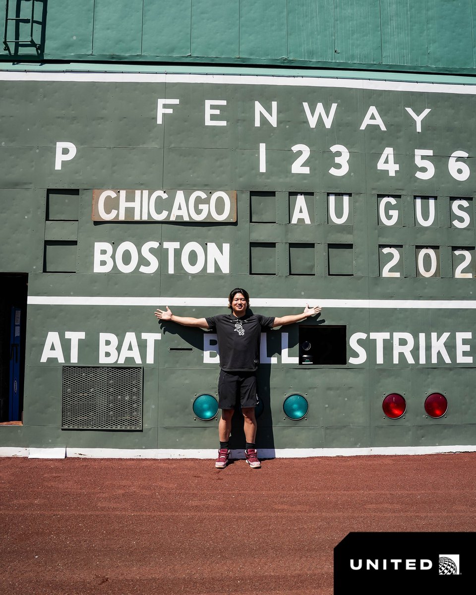 whitesox's tweet photo. Mune meets the Green Monster ✍️ https://t.co/ObREO8EGB5
