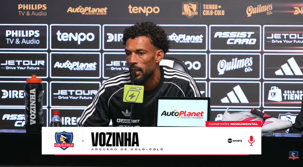 Hanti09's tweet photo. Vozinha explicó su decisión de elegir a Colo-Colo

- "A pesar de que siempre jugué en campeonatos pequeños y clubes no muy grandes, siempre me decía a mi mismo que yo era jugador de equipo grande"

- "Entonces cuando apareció el Colo-Colo, el mas grande de Chile. No había dudas" https://t.co/Zo31l48tQ8