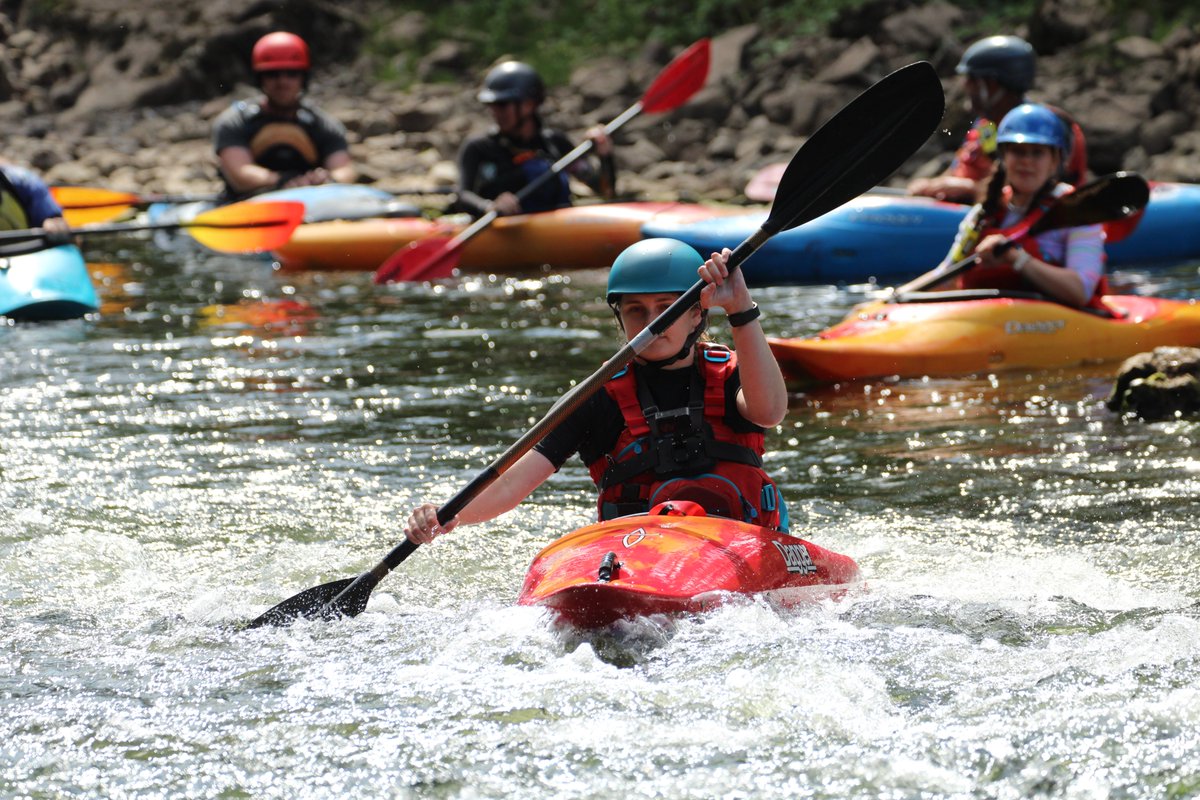 afewmilesmore's tweet photo. I first took my daughter to her paddling club's annual August River Wye trip in 2017 (and only missed one year since in 2020). A few shots of her making the low level rapids at Symonds Yat look easy with some precision strokes last weekend. #Kayaking #ProudFather #TuesdayBlue https://t.co/dBrPbfPqEs