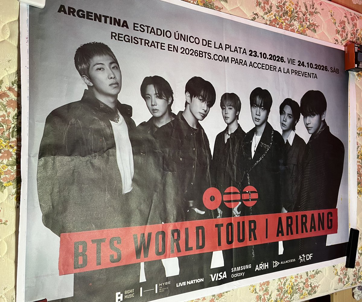 _130613b's tweet photo. mi papá vio a un chico poniendo este cartel, le pregunto si le podia regalar uno y le termino dando 2, ahora nose donde poner esto que es, sin dudas, el poster mas grande que tuve de los chicos😭 https://t.co/MU6vg9hBbi