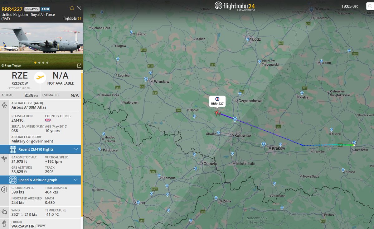 PolishMilRadar's tweet photo. 📅 04.08 🕞 21:06LT - 🇬🇧✈️ A400M odleciał z Rzeszowa
🇬🇧 Królewskie Siły Powietrzne Wielkiej Brytanii #RAF
✈️ Airbus Atlas C1 (A400M) | Reg: "ZM410"
🛫 Port Lotniczy Rzeszów Jasionka #EPRZ 🇵🇱
🛬 Baza Lotnicza MOD Boscombe Down #EGDM | Wielka Brytania 🇬🇧 (prawdopodobnie)
#RRR4227 leci na FL320 (9754 metrów)
🔗 https://t.co/1QGlgpTCiv
#POLMILRADAR