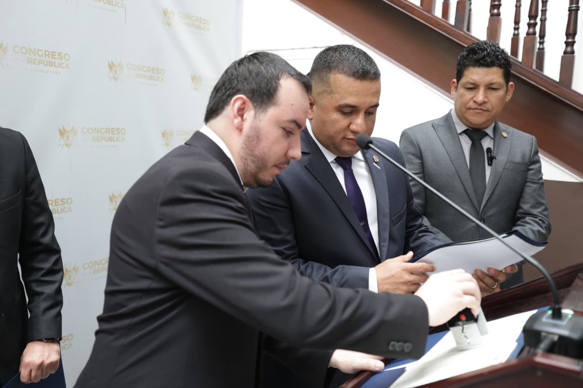 CongresoGuate's tweet photo. La Comisión de Trabajo, presidida por el diputado Marvin Adrián Zepeda Zepeda, emitió dictamen favorable con modificaciones a la #Iniciativa6767, que reformaría el Código de Trabajo para ampliar la licencia de tres días con goce de salario por fallecimiento de familiares cercanos a los trabajadores, incorporando a abuelos y hermanos entre los casos que darían derecho al permiso laboral.
