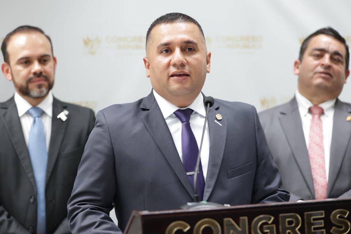 CongresoGuate's tweet photo. La Comisión de Trabajo, presidida por el diputado Marvin Adrián Zepeda Zepeda, emitió dictamen favorable con modificaciones a la #Iniciativa6767, que reformaría el Código de Trabajo para ampliar la licencia de tres días con goce de salario por fallecimiento de familiares cercanos a los trabajadores, incorporando a abuelos y hermanos entre los casos que darían derecho al permiso laboral.