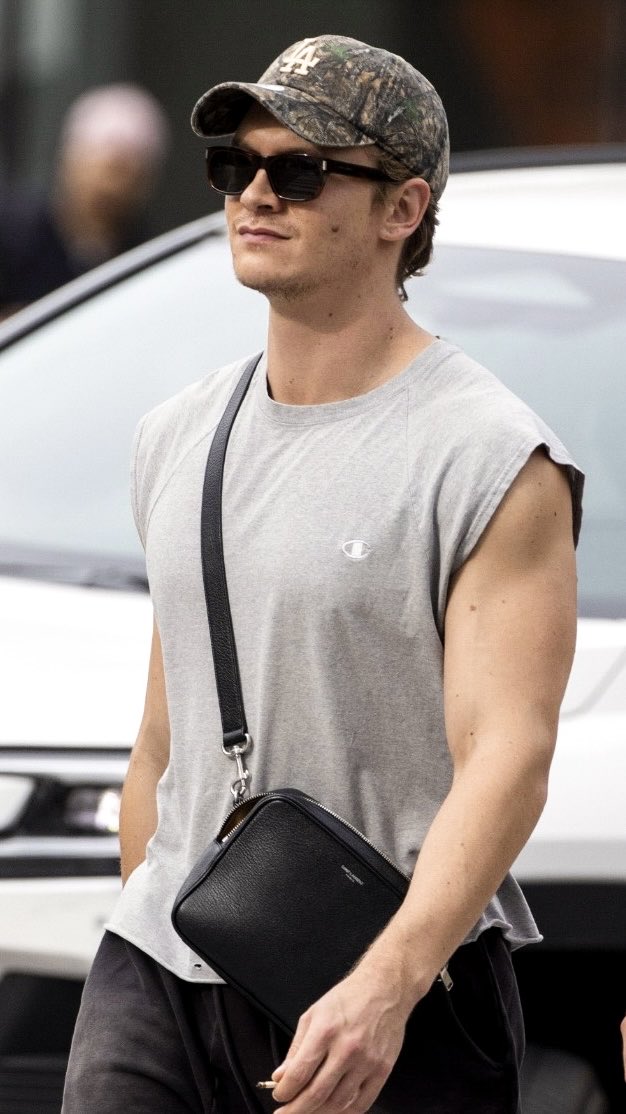 incantavax's tweet photo. é como se ilya rozanov já estivesse entre nós https://t.co/vGW3IKXmvo