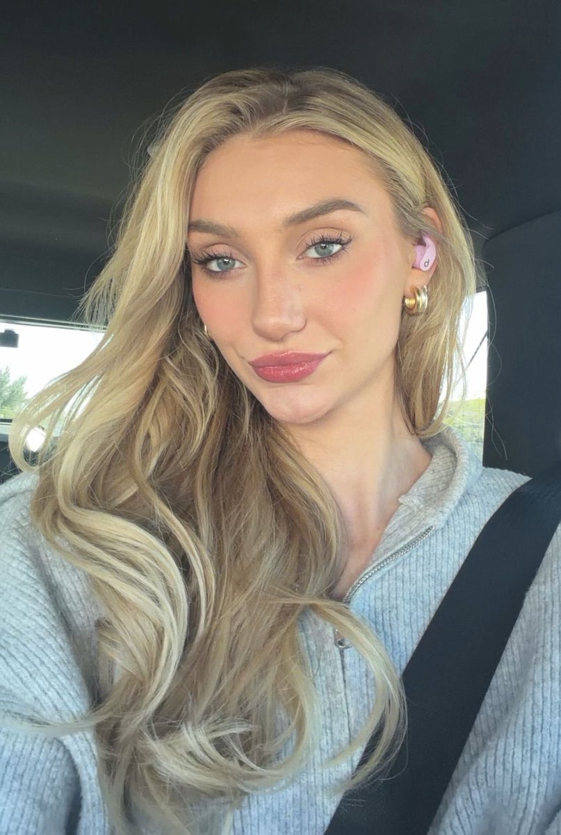 hoIysaintwest's tweet photo. Cameron Brink is hotter and blonder https://t.co/wycd9GgjI8