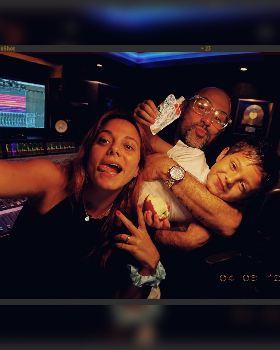 Andres_TINTO's tweet photo. Familia, Mi gente !! 🎶🎶♥️♥️ A veces me preguntan cuál ha sido la mejor canción que he escrito y la verdad es que todavía siento que está por llegar.
Por eso aquí seguimos !! 

https://t.co/pbz9zfdWZp https://t.co/tfabg429WU