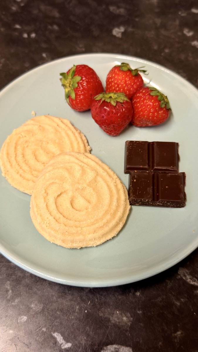 tizdesigns's tweet photo. British strawberries, English made biscuits & chocolate. #BuyBritish #BuyLocal #supportBritishFarmers #supportBritishProduce #UseItOrLoseIt
These were delicious! With a nice black coffee from British company Ringtons. https://t.co/3BdGF2RTMs