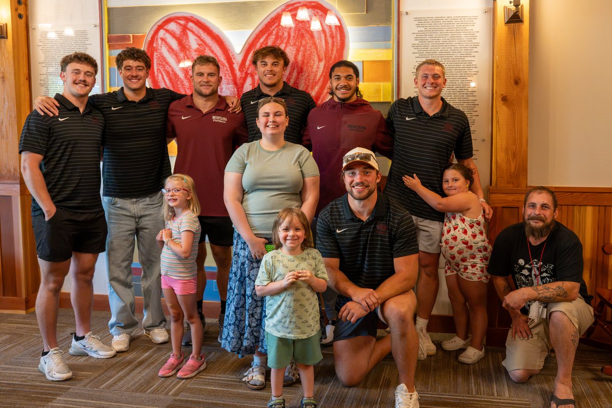 MontanaGrizFB's tweet photo. 𝗦𝘂𝗽𝗲𝗿 𝗦𝗶𝗯𝗹𝗶𝗻𝗴𝘀: 𝗚𝗿𝗶𝘇𝘇𝗹𝘆 ‘𝗯𝗮𝗰𝗸𝗲𝗿𝘀 𝗴𝗶𝘃𝗶𝗻𝗴 𝗯𝗮𝗰𝗸

This summer, @ClayOven6, @wing_peyton, @Justin_Eklund and the Grizzly linebackers have shed the tough guy image to help make the day brighter for those who need it most - sick kids and their families. ❤️

📰 https://t.co/iX6KajKfJM

#GoGriz x #GrizInTheCommunity
