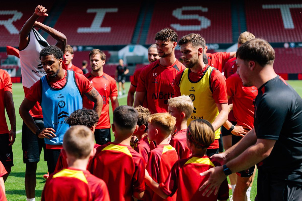 Smiffilar's tweet photo. My boy loving life yesterday as the City U8’s were ball boys for @BristolCity open training session. Unbelievable experience &amp; memories to last a lifetime https://t.co/yv8JVhBIc9
