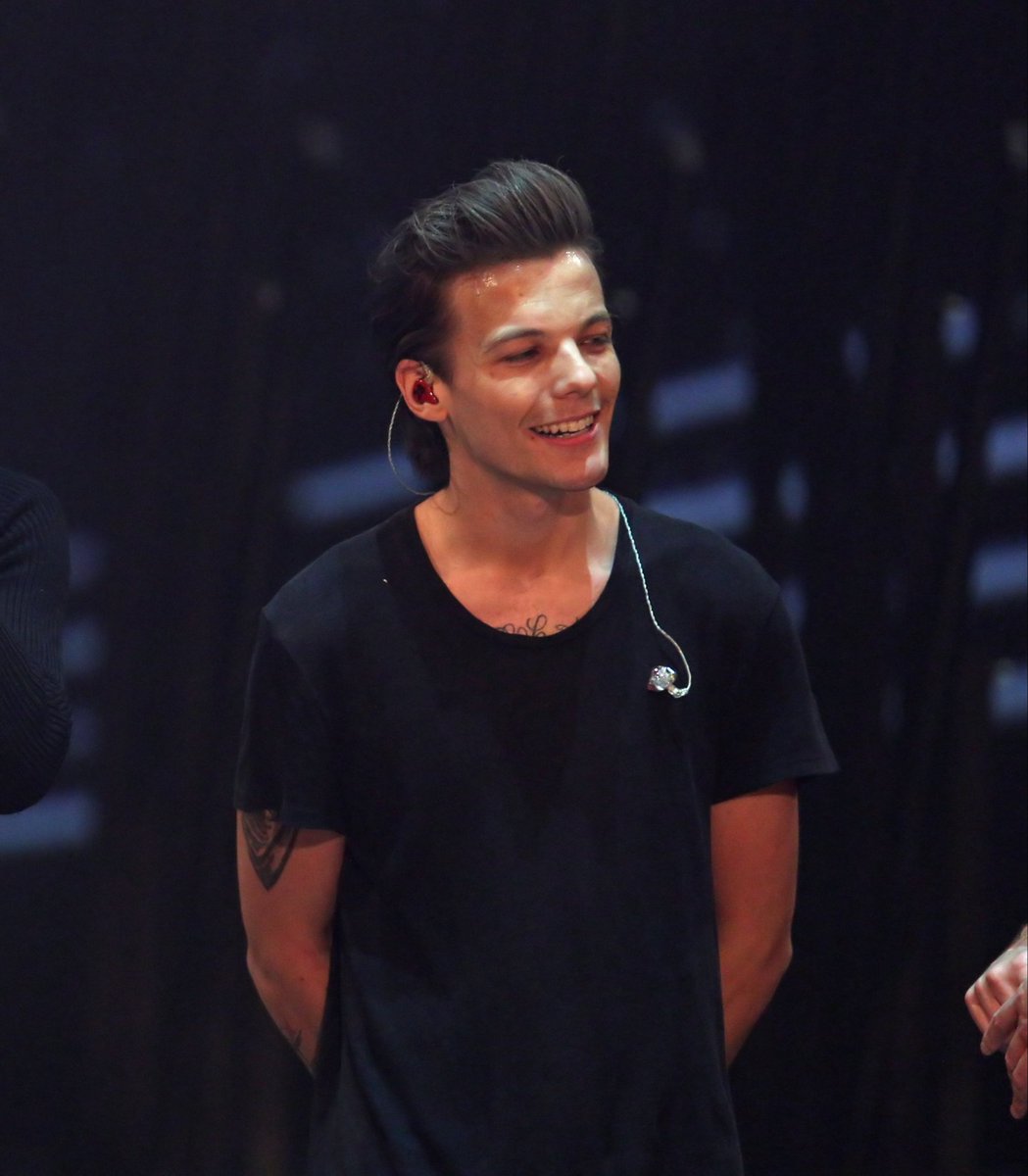 heartinglouis's tweet photo. no caption could ever do this picture justice. https://t.co/KzG3Z3CPFh